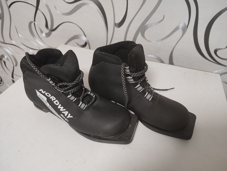 Ботинки лыжные на мальчика.