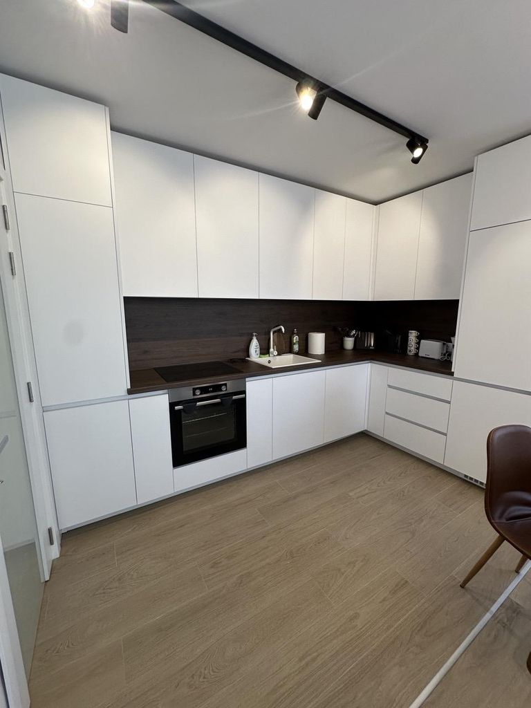 Дава се под наем Тристаен апартамент в Пловдив, Остромила - 98 кв.м за 600 € - Снимка #2