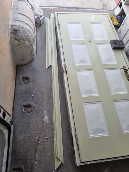 Ușa metalică cu pervaz