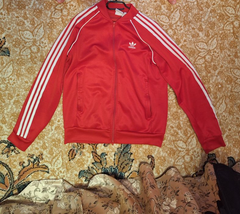 Trening Adidas roșu mărimea L – nou fără etichetă