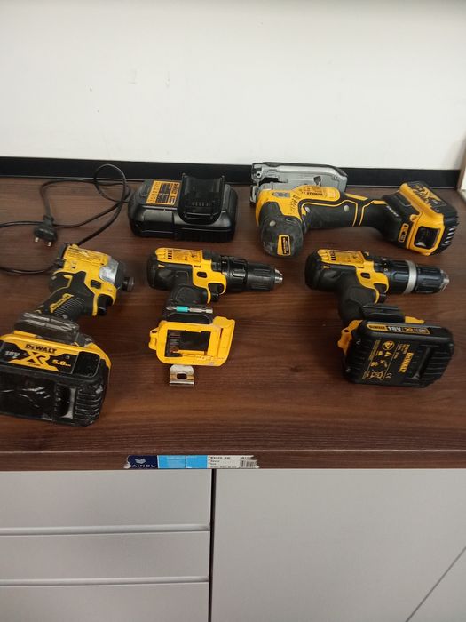 Set bormașini dewalt cu baterii și încărcător