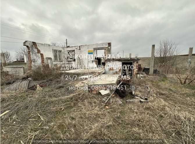 код.62560. Стара запусната къща тухла и бетон 50м2 в двор 630м2.
