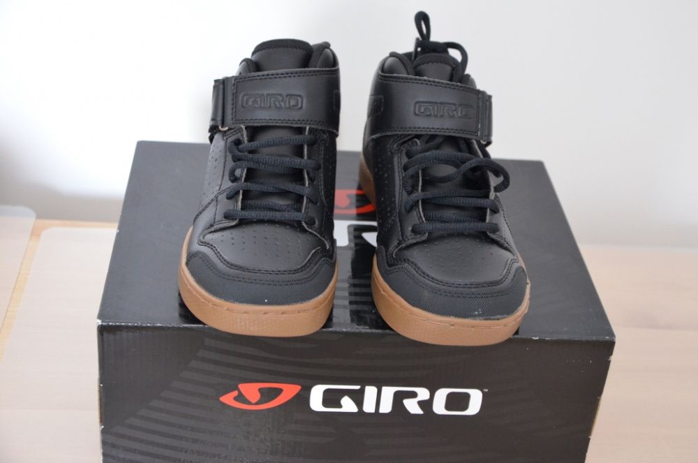 NOU! Pantofi ciclism clipless enduro / DH GIRO Chamber Mid