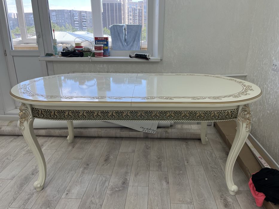продаю стол для гостиной