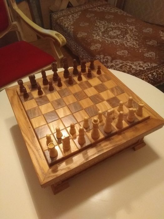 Столик для игры в шахматы ,шашки