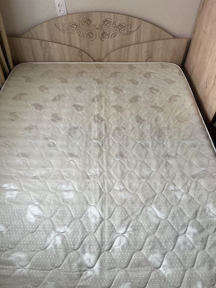 Продам двуспальную кровать