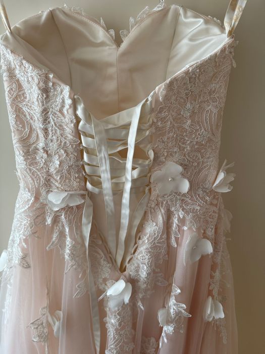 Сватбена рокля с воал и 2 кринолина, размер от М до XL. Почистена!