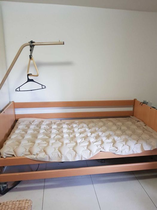 Болнично легло с дистанционно, специален дюшек и инвалидна количка