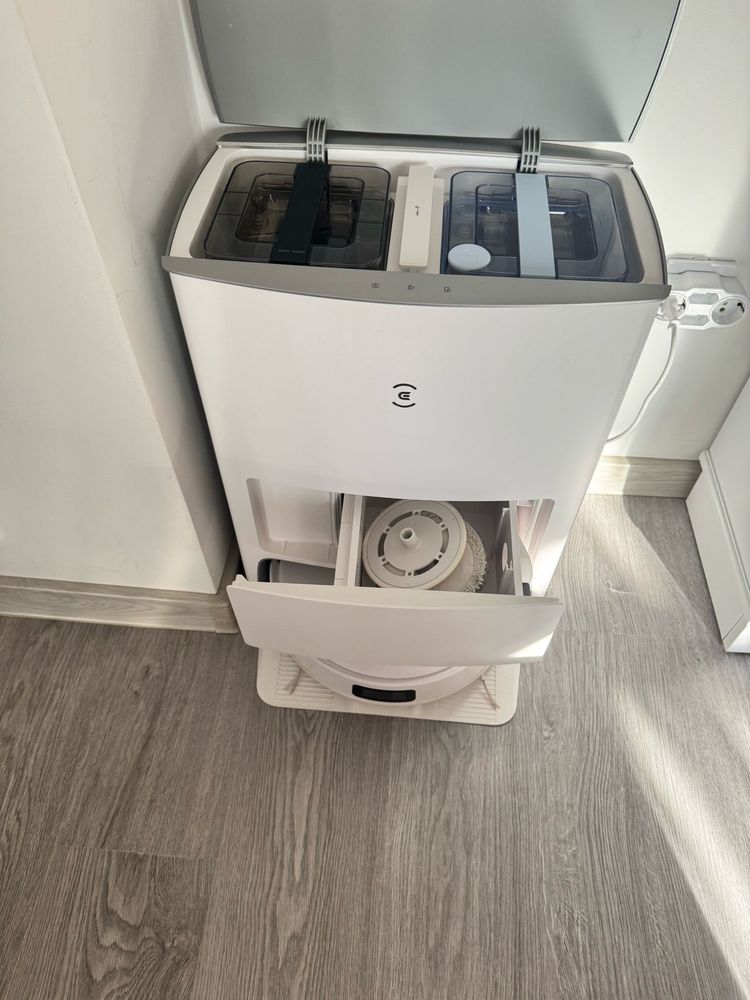 Aspirator robot smart cu statie de curatare.