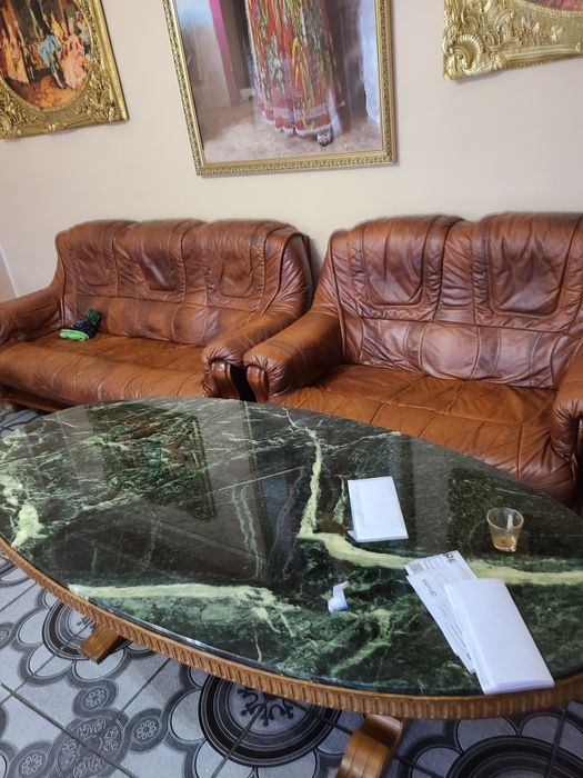 Set coltar maro este folosit ca nou