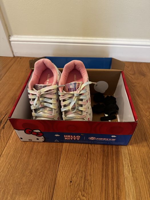 Adidasi noi Hello Kitty cu role