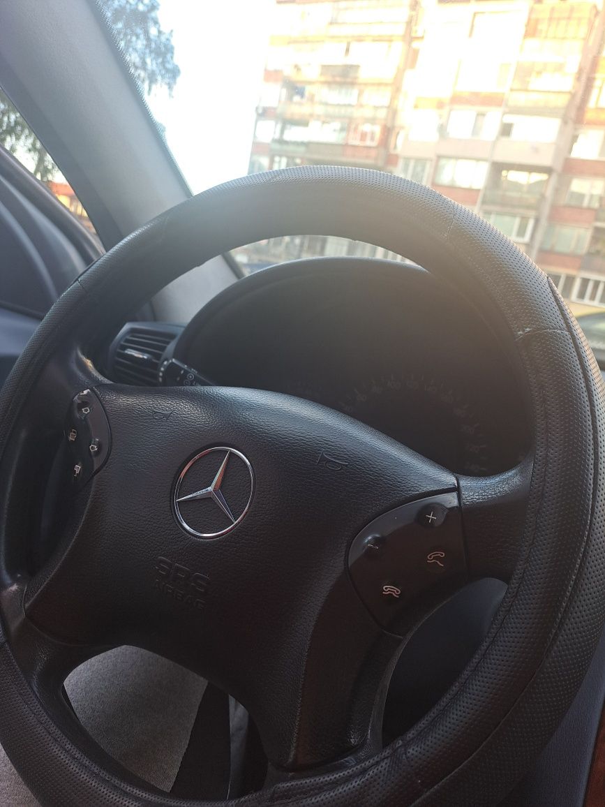 Продавам Mercedes C 180