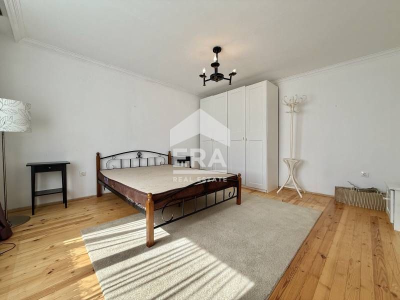 Просторен двустаен апартамент с гледка към града и планина Витоша в кв