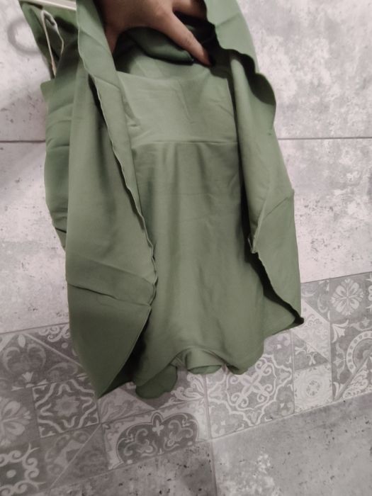 Costum de baie tip rochiță shekini – elegant, halter, V-neck, spate de