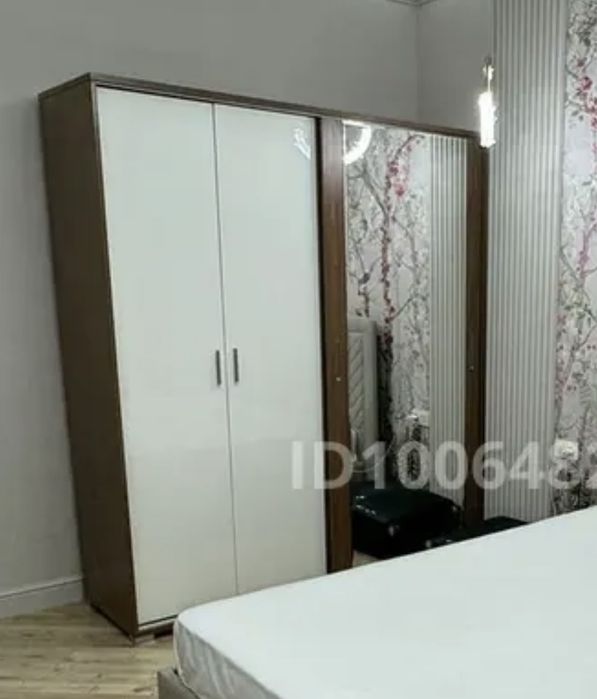 Шкаф в спальную с зеркалом