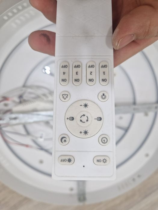 Продам потолочную люстру LED