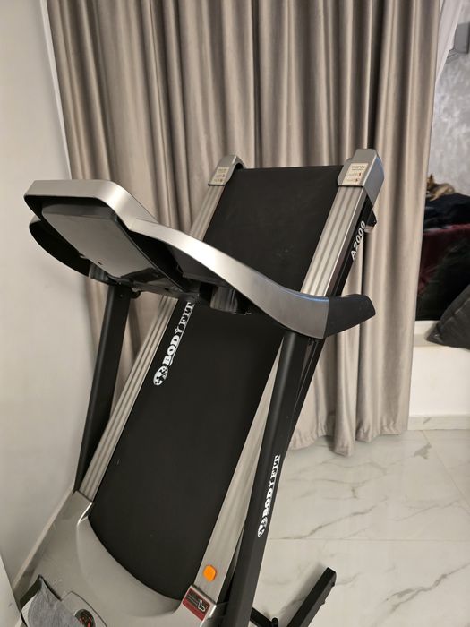 Banda de alergat electrica BodyFit® A2000, App Fitshow, Motor 2,5 CP,