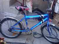 Велосипед синего цвета
