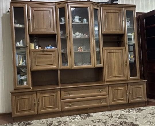 Продается Стенка и Стол с стульями