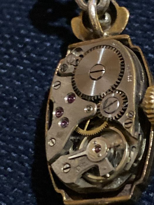 Швейцарски часовник CYMA с естествени диаманти