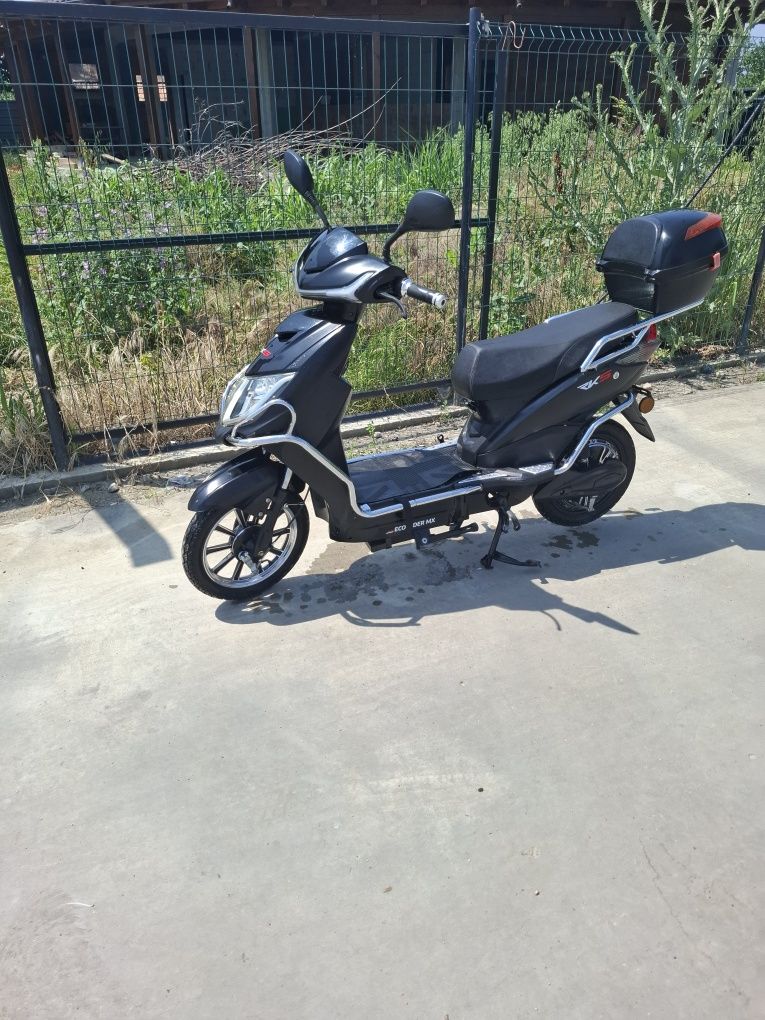 Vînd scuter electric