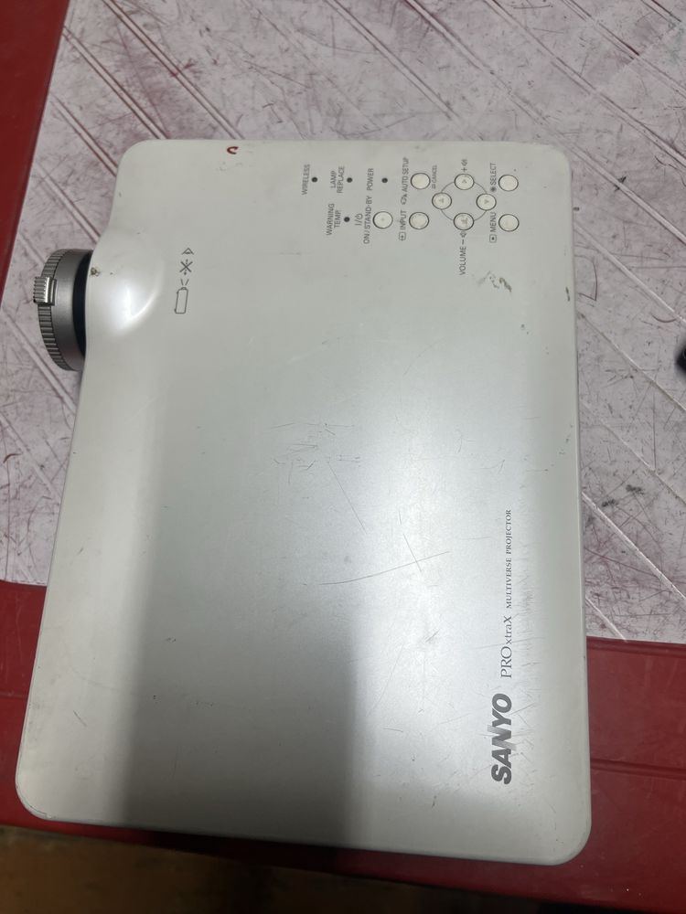 Проектор  Sanyo есть 3-шт