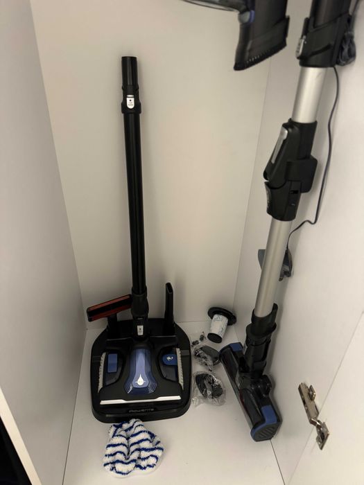 Aspirator vertical fara fir Rowenta, varianta Aqua. Aspira si spala!