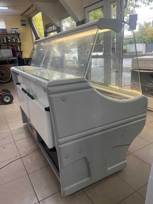 Vitrina mezeluri/lactate