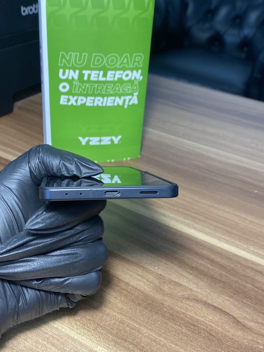 Samsung Galaxy Z Flip7 • 512 GB • Black