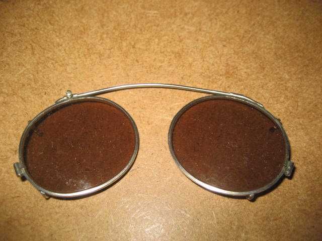 A105-Ochelari vechi metal sistem arc sticla maro fumurie.