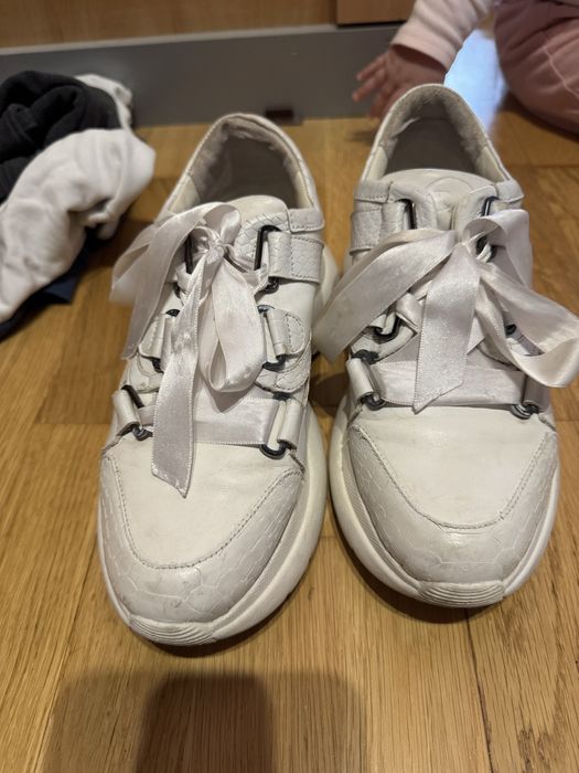 Продавам чанта със женски дрехи и обувки