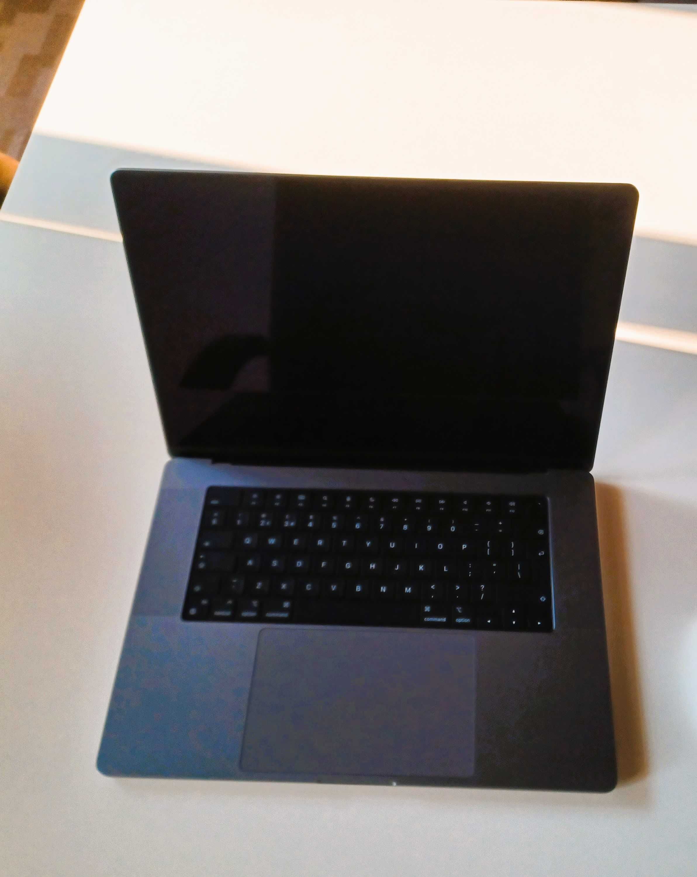 MACBook PRO Apple, diagonala 16", 1TB SSD,Procesor M1 PRO,16 GB RAM