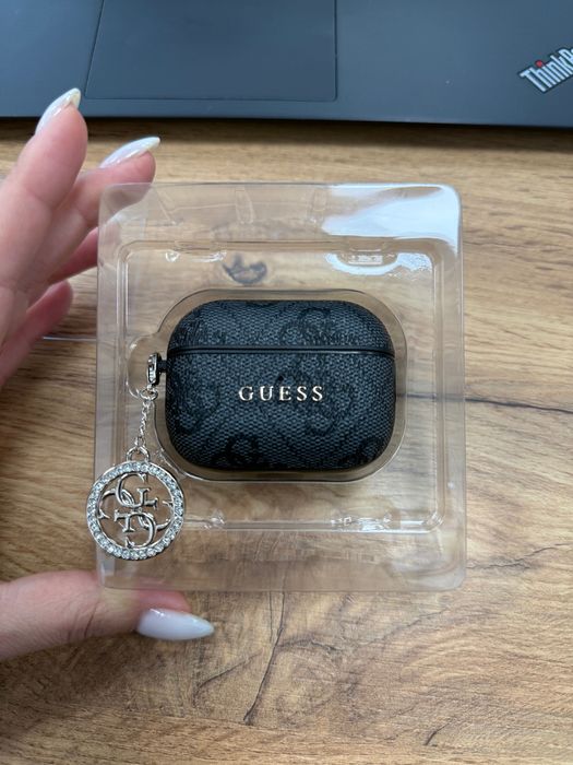 Калъф на Guess за слушалки AirPods Pro 2