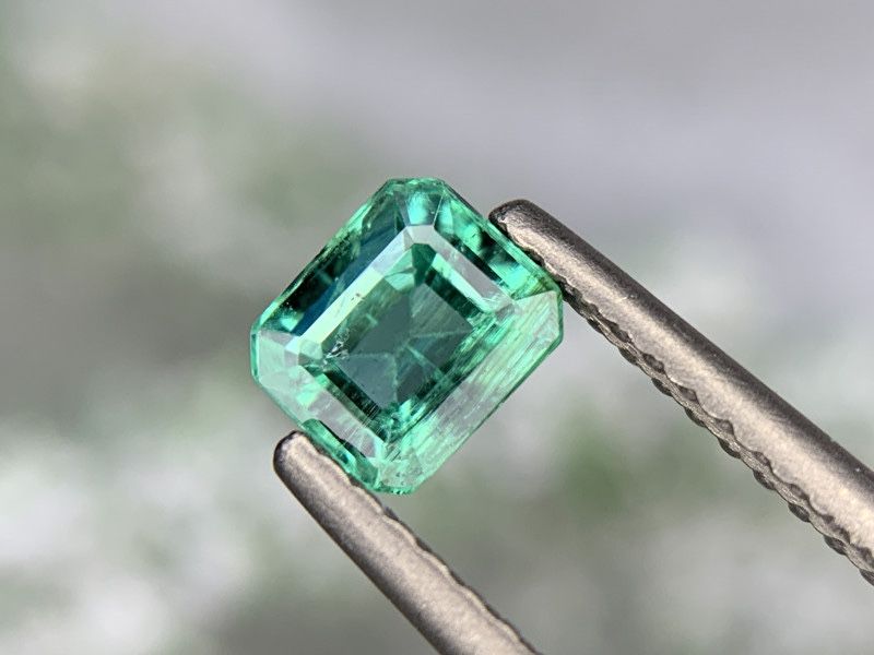 Smaralde naturale diferite dimensiuni , bijuterii aur platina argint