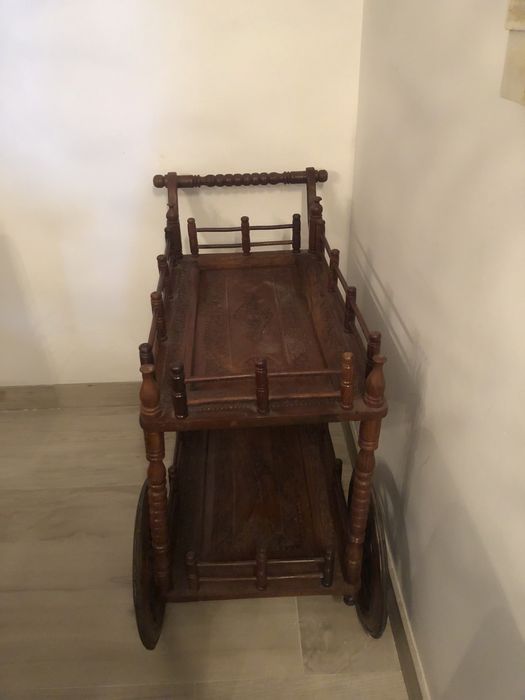 Gheridon din lemn de santal