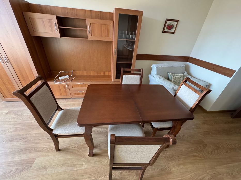 дървена маса с 6 стола