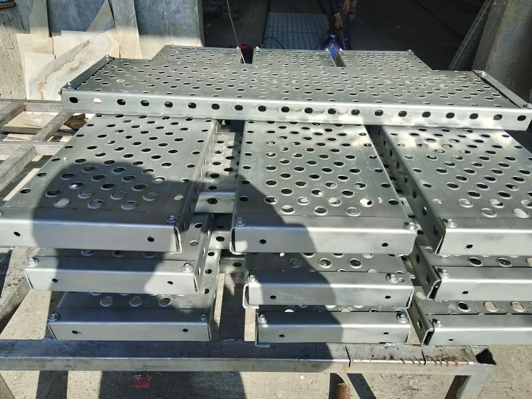 Vând trepte zincate metalice dacă va interesează sunaț la Nr de telefo