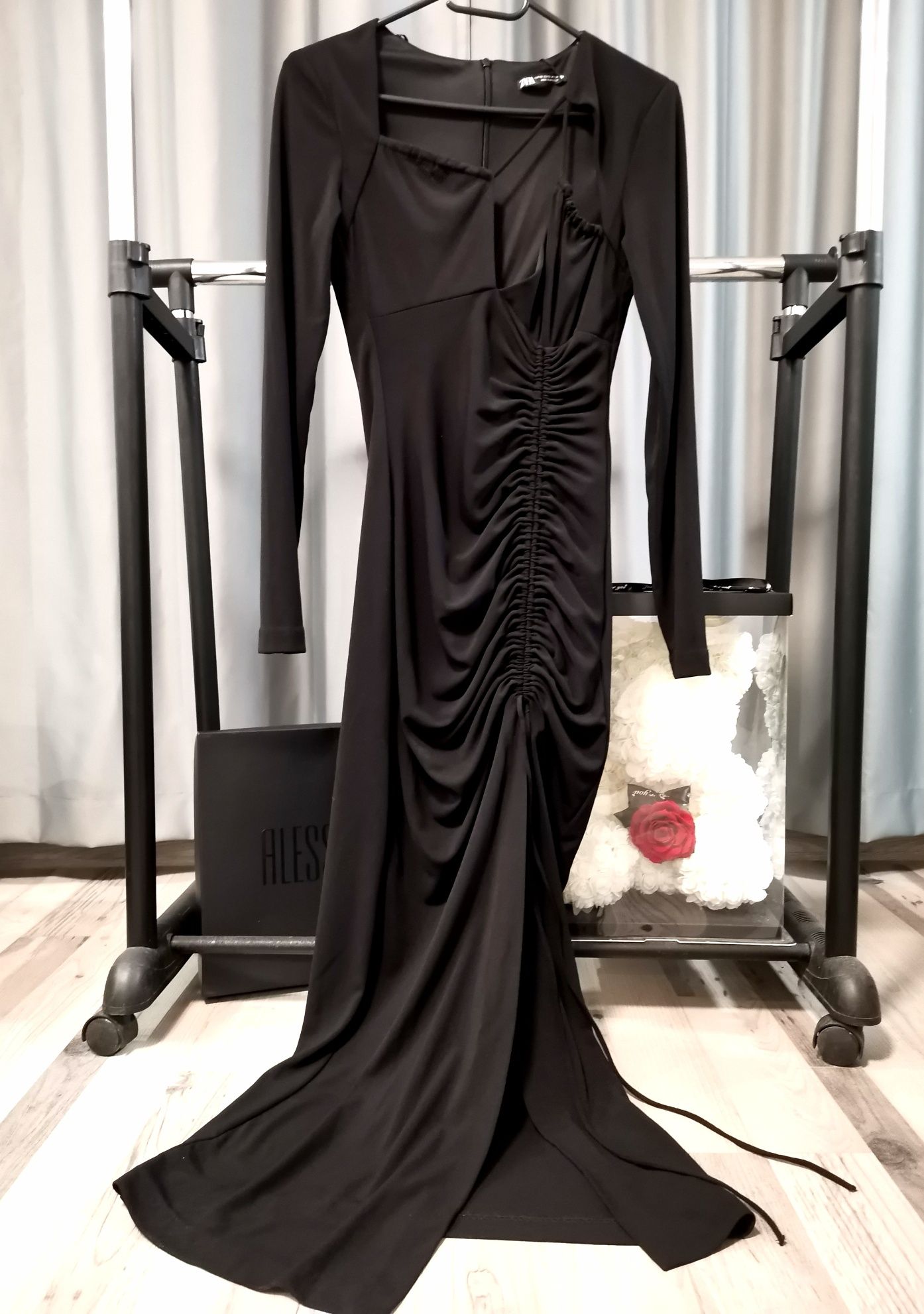 Дълга черна рокля на Zara