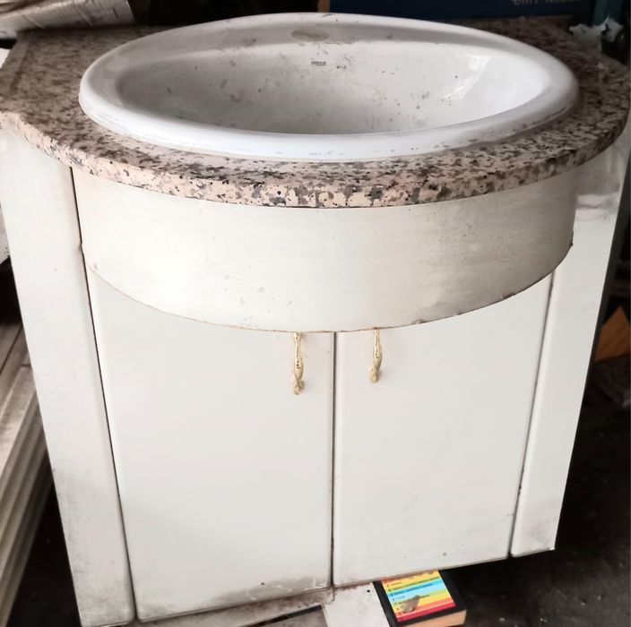 Шкаф с гранитен плот и мивка за топла и студена вода