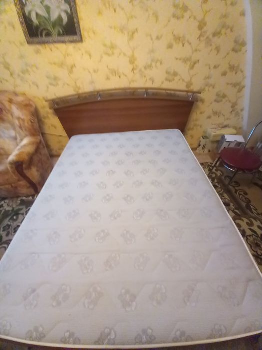 Продам 2-спальную кровать с матрасом в хорошем состоянии