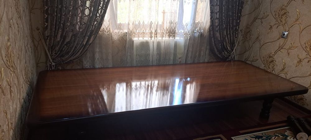 Стол  хонтахта  2.70га 1.10  оеклари бор