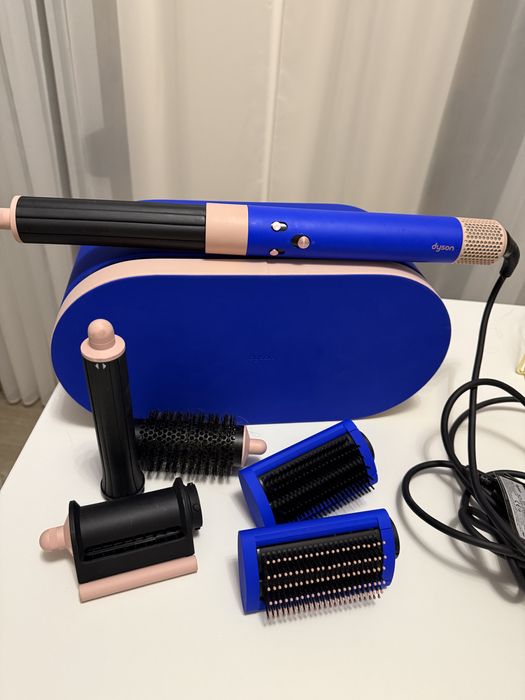 Multistyler-ul și uscătorul Dyson Airwrap