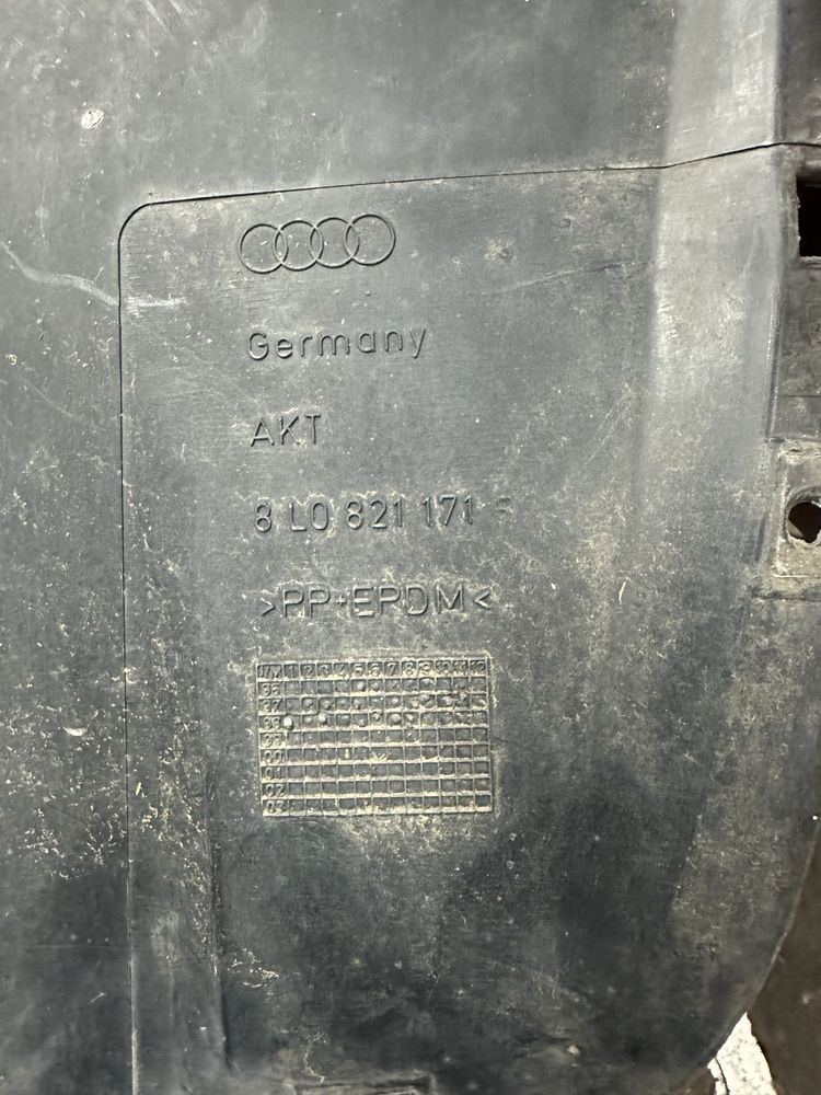 Преден ляв подкалник Audi A3 8L