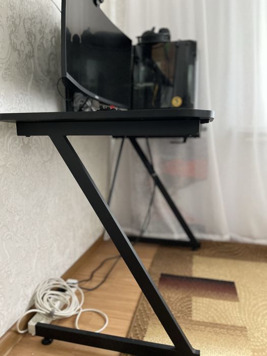 Продам компьютерный стол