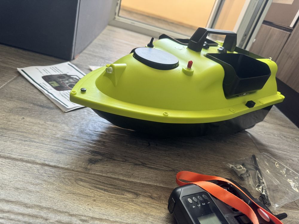 Лодка за захранка D18B с GPS