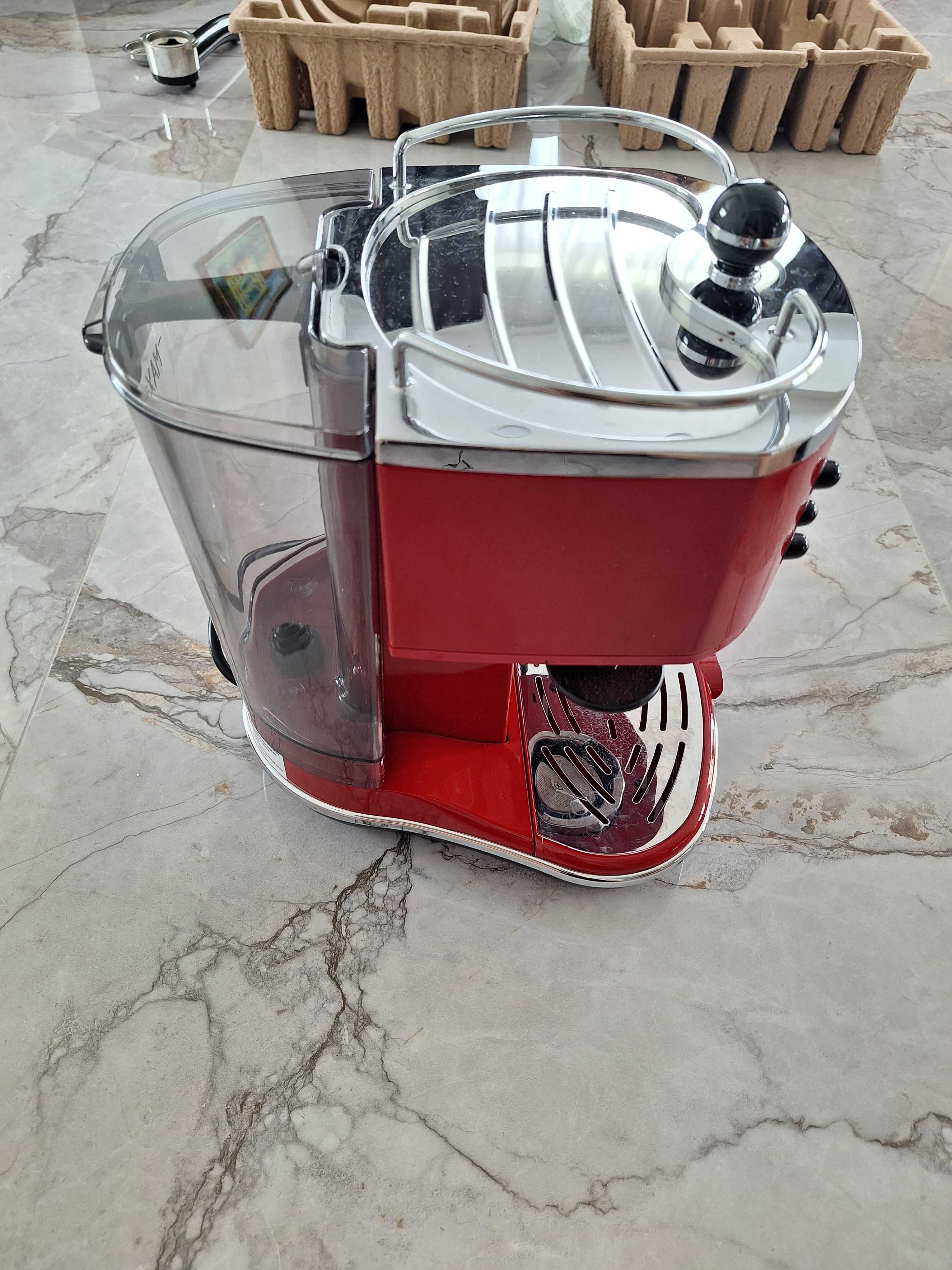 Червена Кафемашина DELONGHI ICONA 1400 ml 15 bar