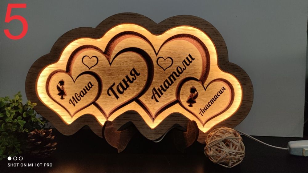 Персонализирани дървени лампи с формата на сърца.