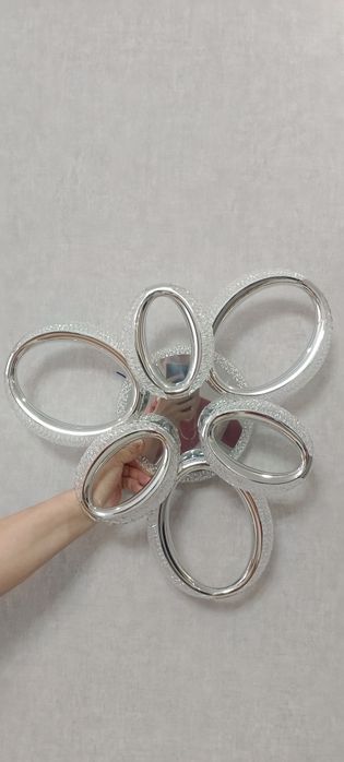 Продам люстру светильник