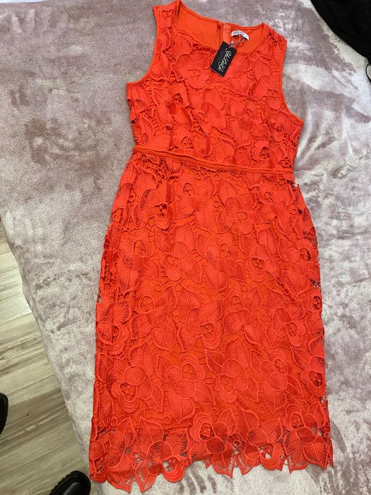 Елегантна дантелена рокля