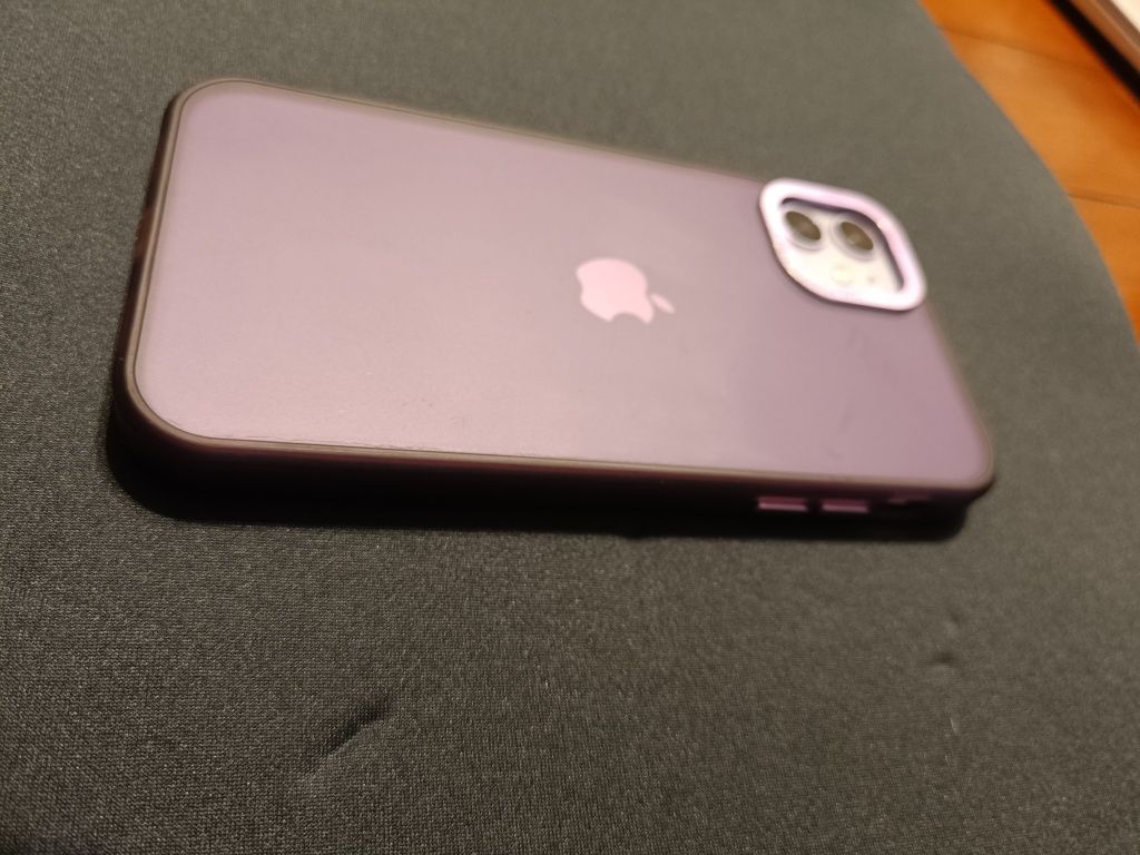 Продавам iPhone 11 64gb лилав.